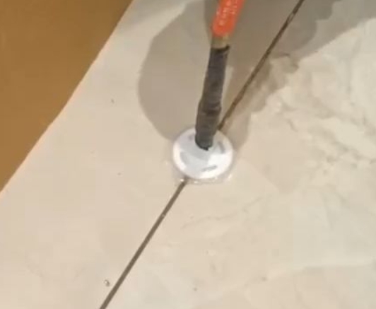 壤塘瓷砖空鼓维修公司专业解答瓷砖在铺贴过程中，如果没有涂抹均匀到位的粘结材料（如水泥砂浆或瓷砖胶），可能会导致以下问题