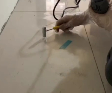 壤塘瓷砖开裂维修公司专业分享瓷砖在铺贴前如果没有沥干水分，将会导致以下问题