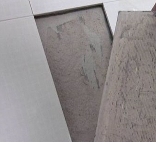 壤塘瓷砖空鼓维修公司分享瓷砖铺贴时如果打浆（即涂抹在瓷砖背面和基层上的砂浆或瓷砖胶）过少，会带来以下问题